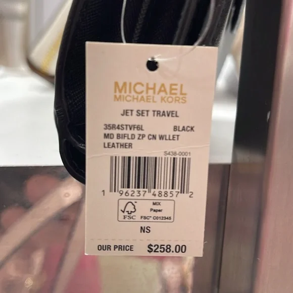 MICHAEL KORS
Medium Crossgrain Leather Wallet
Black
NWT - Picture 16 of 16